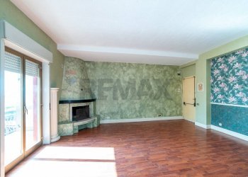 Stanza vuota - Trilocale Viale Papa Giovanni XXIII
 
34, Camporotondo Etneo - foto 3