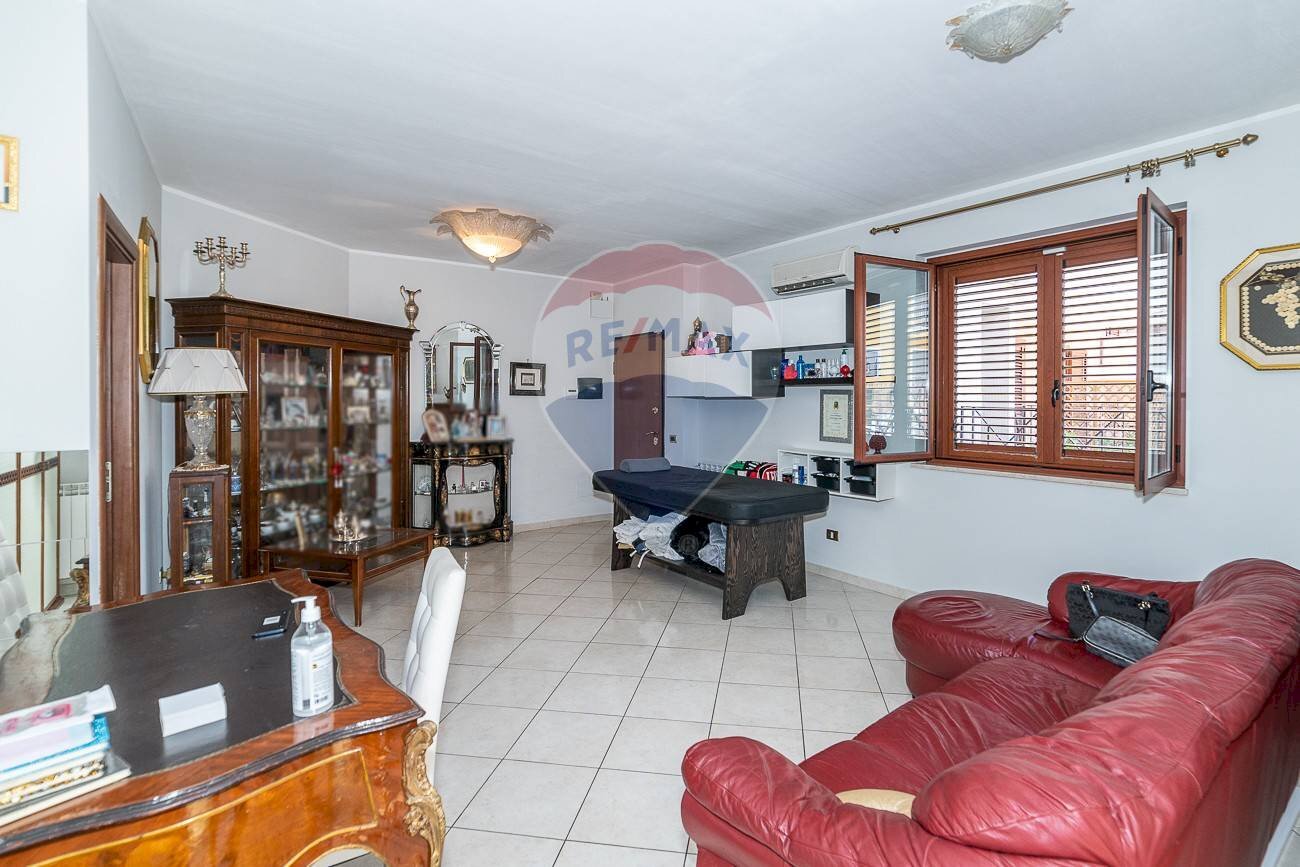 Sala da pranzo - Quadrilocale Via Enrico Toti
 
37, Motta Sant'Anastasia - foto 3