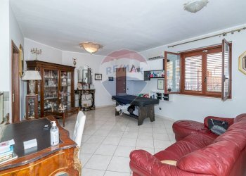 Sala da pranzo - Quadrilocale Via Enrico Toti
 
37, Motta Sant'Anastasia - foto 3