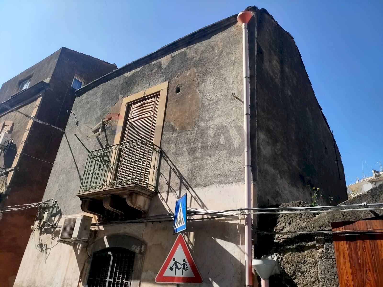 Edificio all\'aperto - Casa semi indipendente Via Orfanotrofio
 
51, Catania - foto 1