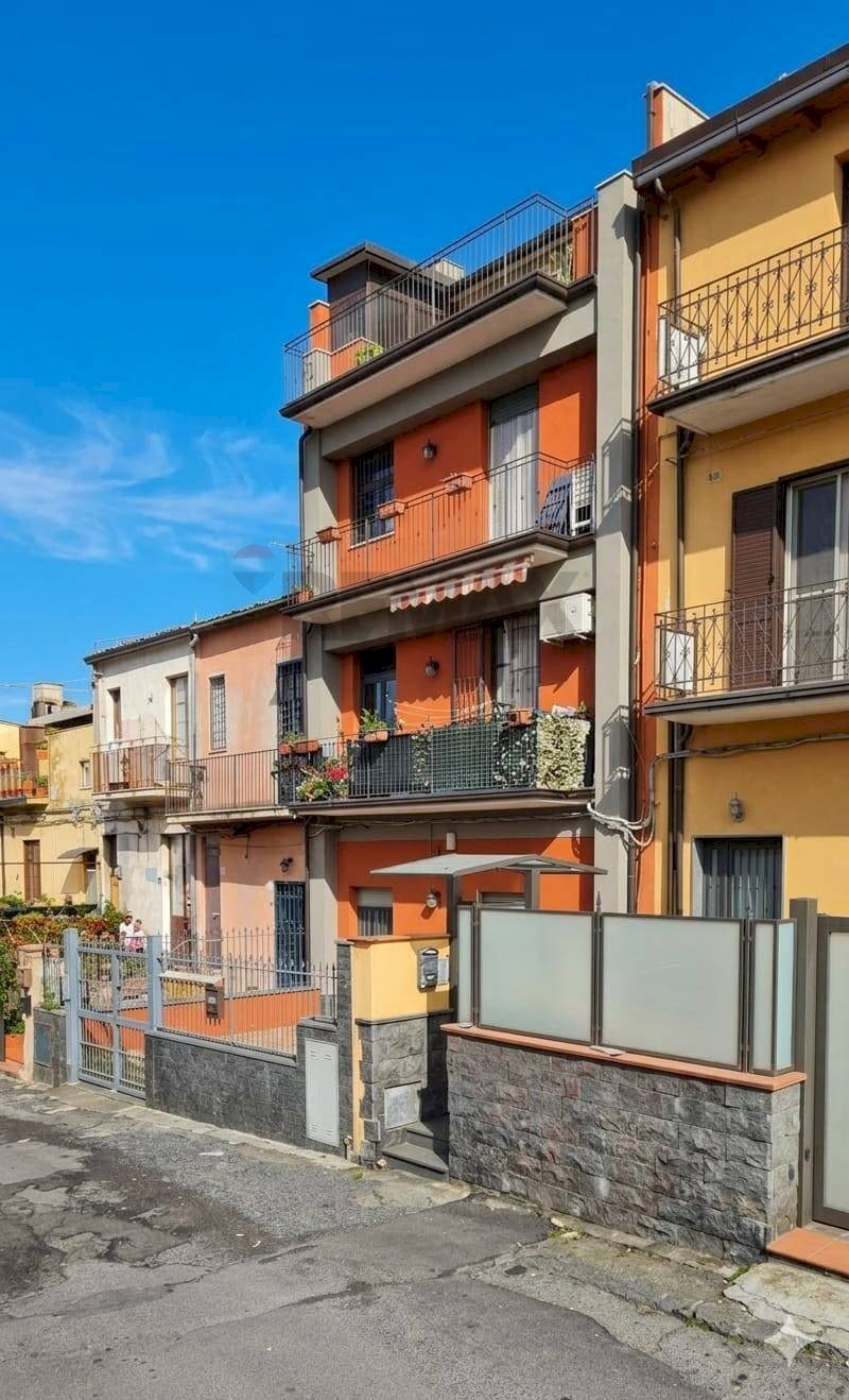 Edificio all\'aperto - Casa semi indipendente Via Fiume
 
21/23, Catania - foto 1
