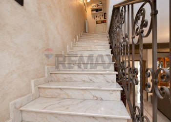 Scale - Villa Via Luigi Capuana
 
10, Aci Sant'Antonio - foto 9