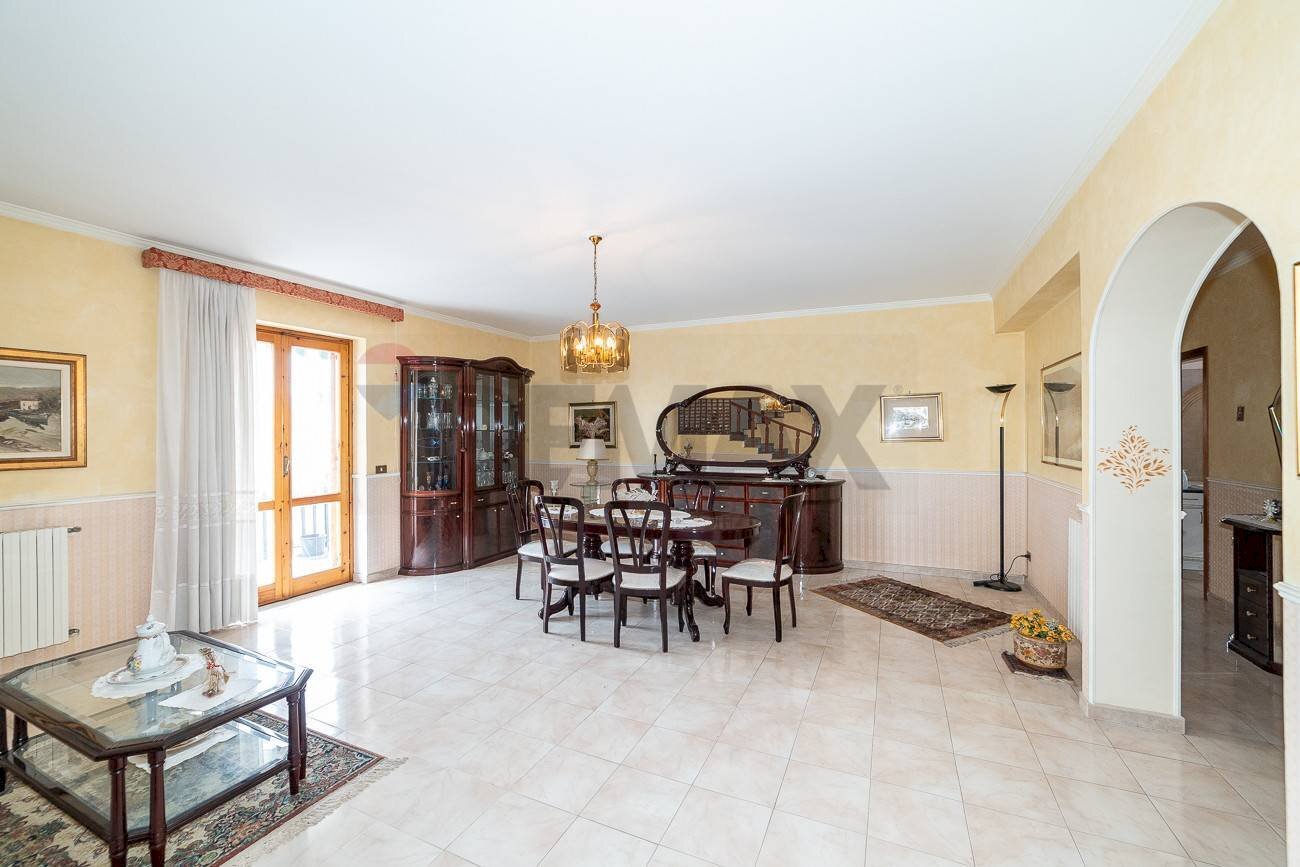 Sala da pranzo - Villa Bifamiliare Via Empedocle di Agrigento
 
5, Aci Sant'Antonio - foto 1