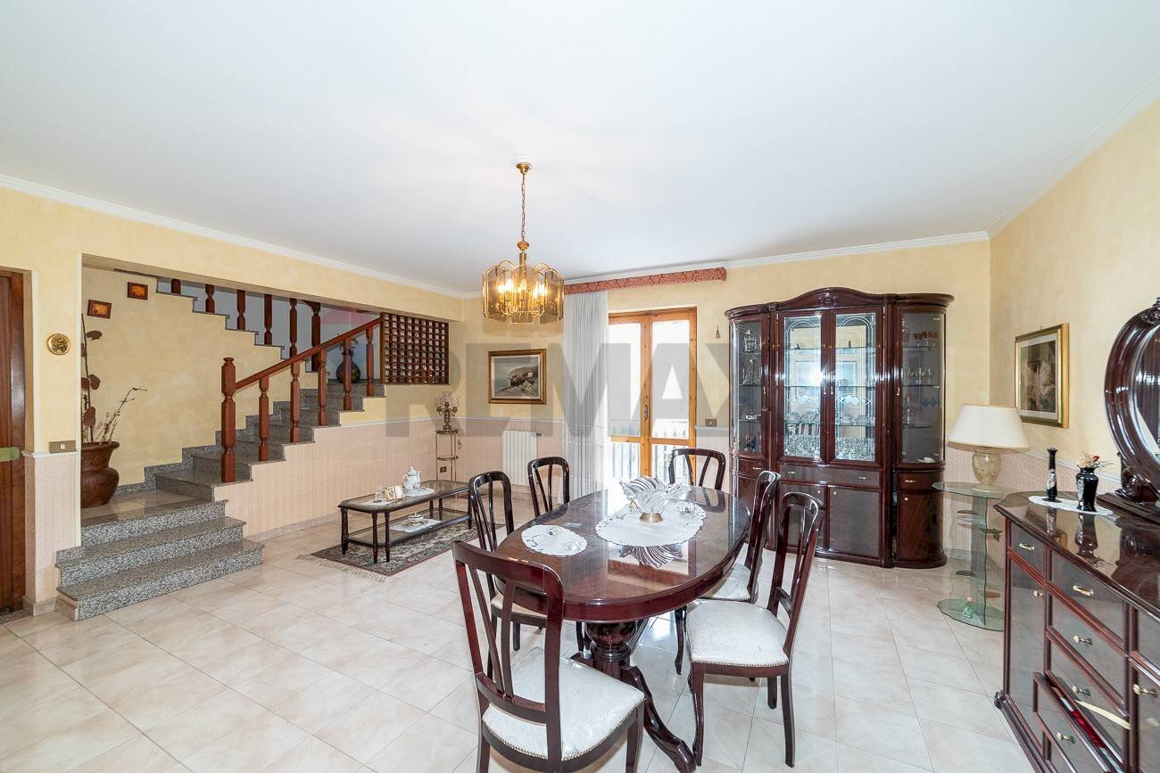 Sala da pranzo - Villa Bifamiliare Via Empedocle di Agrigento
 
5, Aci Sant'Antonio - foto 2