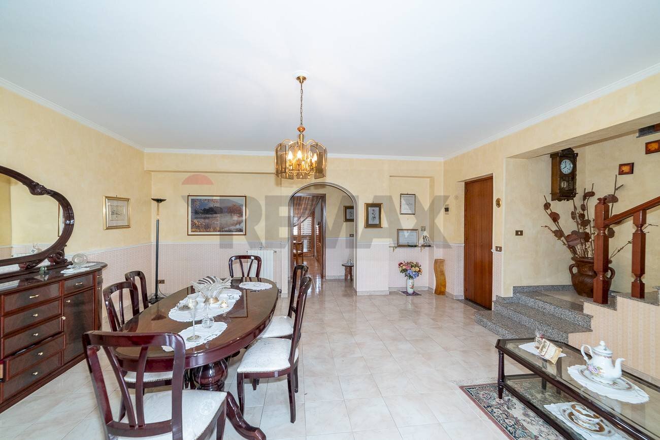 Sala da pranzo - Villa Bifamiliare Via Empedocle di Agrigento
 
5, Aci Sant'Antonio - foto 3