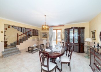 Sala da pranzo - Villa Bifamiliare Via Empedocle di Agrigento
 
5, Aci Sant'Antonio - foto 2