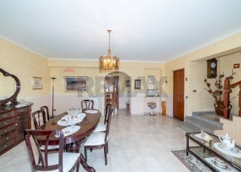 Sala da pranzo - Villa Bifamiliare Via Empedocle di Agrigento
 
5, Aci Sant'Antonio - foto 3