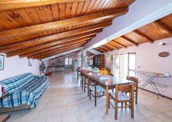 Sala da pranzo - Villa Bifamiliare Via Empedocle di Agrigento
 
5, Aci Sant'Antonio - foto 28