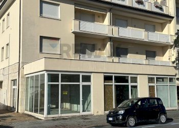 Edificio all\'aperto - Negozio Viale Colombo
 
424, Camaiore - foto 8