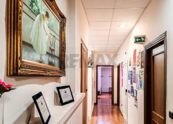 Hall / corridoio - Commercial Premises Via Orazio Comes
 
16, Bari - photo 17