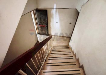 Scale - Commercial Premises Via Orazio Comes
 
16, Bari - photo 30