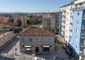 Edificio all\'aperto - Shop Largo Guglielmo Oberdan
 
26, Chiaravalle - photo 1