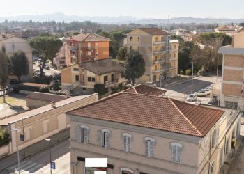 Edificio all\'aperto - Shop Largo Guglielmo Oberdan
 
26, Chiaravalle - photo 4