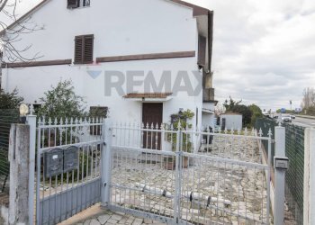 Casa all\'aperto - Semi-detached house via flaminia
 
700, Falconara Marittima - photo 2