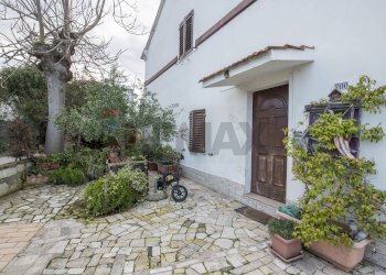 Casa all\'aperto - Semi-detached house via flaminia
 
700, Falconara Marittima - photo 8