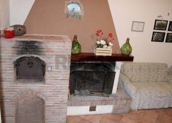 Soggiorno caminetto con forno - Casa semi indipendente Via Carmignanese
 
401, Vinci - foto 35