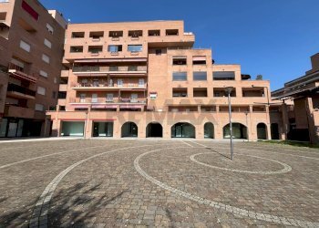 Edificio all\'aperto - Locale Commerciale Via del Conservificio
 
47, Bastia Umbra - foto 1