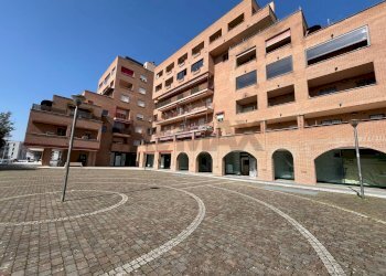 Edificio all\'aperto - Locale Commerciale Via del Conservificio
 
47, Bastia Umbra - foto 32