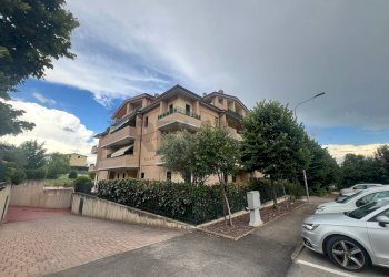 Edificio all\'aperto - Magazzino Perugia - foto 1