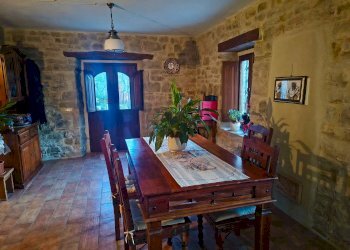 Sala da pranzo - Rustic via frazione Pieve di Compresseto
 
116, Gualdo Tadino - photo 17