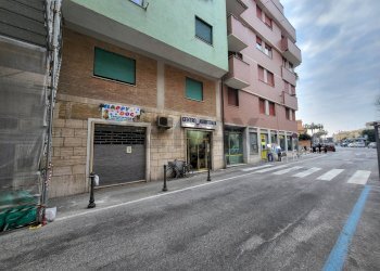 Edificio all\'aperto - Negozio Via Aldo Moro
 
15, Anzio - foto 3