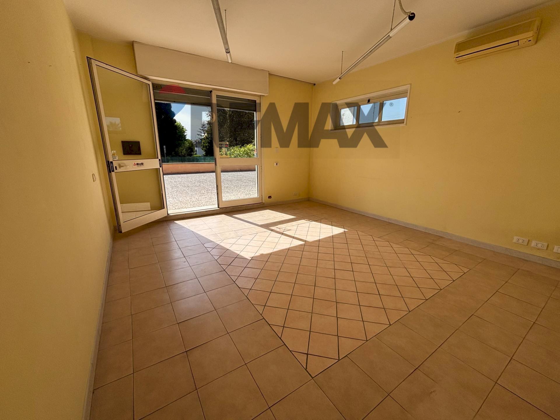 Stanza vuota - Office via colle vecchio
 
1, Nettuno - photo 1