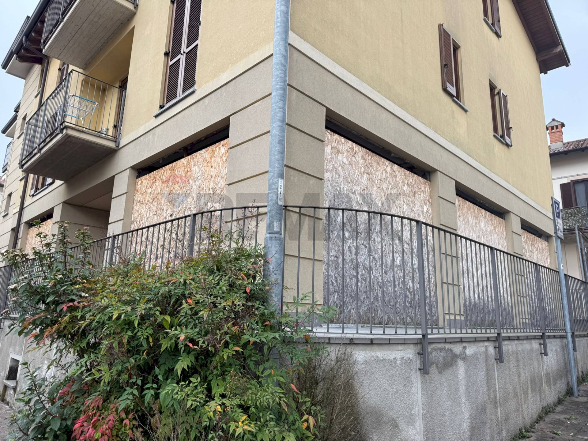 Edificio all\'aperto - Locale Commerciale Via Volta, Bulciago - foto 2