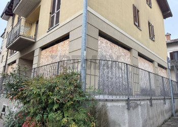 Edificio all\'aperto - Locale Commerciale Via Volta, Bulciago - foto 2