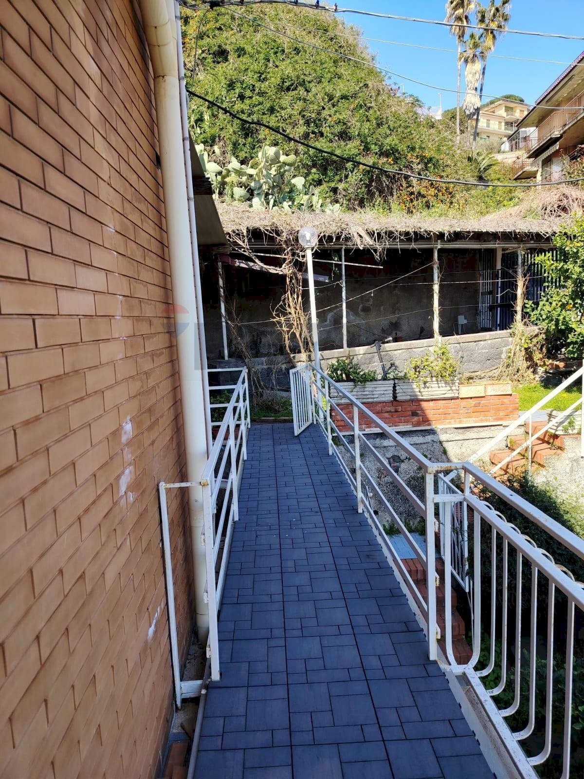 Balcone - Trilocale VIA LIVORNO
 
17, Aci Castello - foto 1