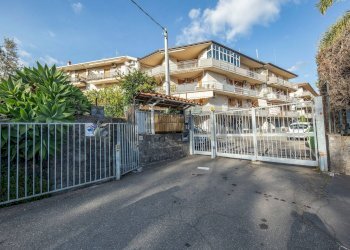 Edificio all\'aperto - Trilocale Via Giacomo Matteotti
 
28, Aci Sant'Antonio - foto 23