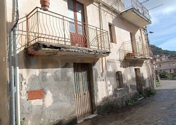 Edificio all\'aperto - Casa indipendente ADRIANO
 
17/19, Pagliara - foto 2