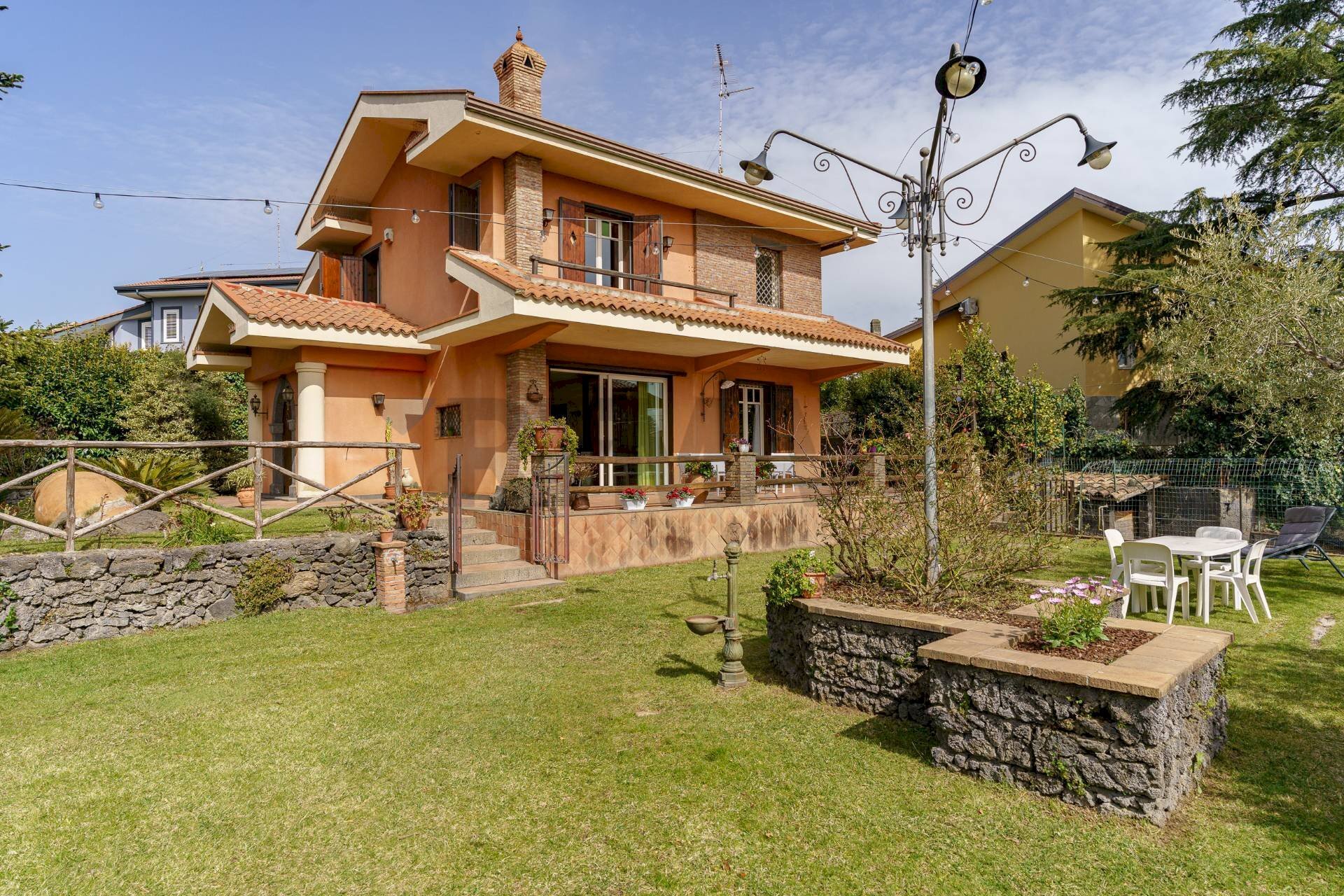 Casa all\'aperto - Villa via Giacomo Leopardi
18, Nicolosi - foto 3