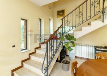 Scale - Villa via Giacomo Leopardi
 
18, Nicolosi - foto 9