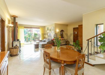 Sala da pranzo - Villa via Giacomo Leopardi
 
18, Nicolosi - foto 10