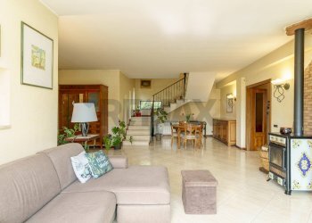 Sala da pranzo - Villa via Giacomo Leopardi
 
18, Nicolosi - foto 14