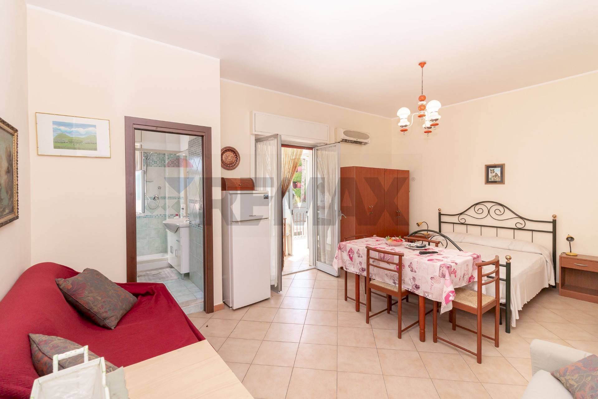 Sala da pranzo - Monolocale Via porticato
 
2, Giardini-Naxos - foto 2