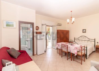 Sala da pranzo - Monolocale Via porticato
 
2, Giardini-Naxos - foto 2