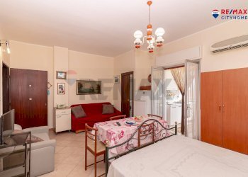 Camera / camera da letto - Monolocale Via porticato
 
2, Giardini-Naxos - foto 3