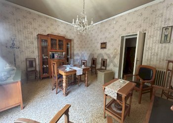 Sala da pranzo - Appartamento Piazza Martiri D'Ungheria
 
9, Caltanissetta - foto 4
