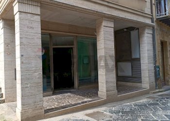 Edificio all\'aperto - Commercial Premises Via Roma
 
253, Enna - photo 2