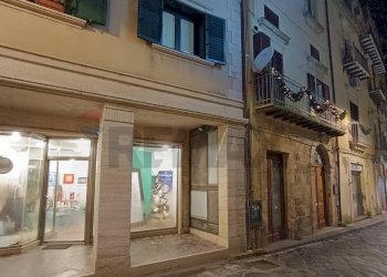 Edificio all\'aperto - Commercial Premises Via Roma
 
253, Enna - photo 4
