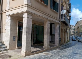Edificio all\'aperto - Commercial Premises Via Roma
 
253, Enna - photo 5