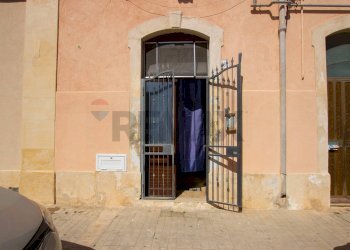 Edificio all\'aperto - Trilocale via Pindaro
 
6A, Siracusa - foto 3