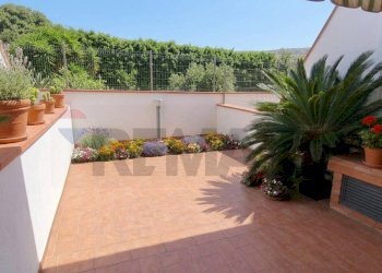 Terrazzino/Giardinetto modificato con IA - Trilocale Via Francavilla
 
7, Taormina - foto 26