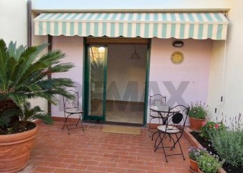 Terrazzino/Giardinetto modificato con IA - Trilocale Via Francavilla
 
7, Taormina - foto 28