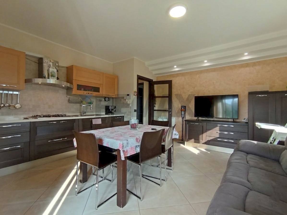 Sala da pranzo - Quadrilocale Via Currulo
 
18B, Misterbianco - foto 1