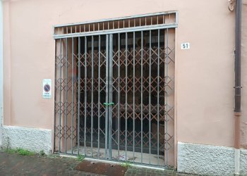 Edificio all\'aperto - Negozio Via Roma, Borgo Tossignano - foto 1
