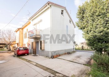 Edificio all\'aperto - Semi-detached house via Bellaria
4, Castelnovo di Sotto - photo 27