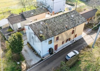 Edificio all\'aperto - Semi-detached house via Bellaria
4, Castelnovo di Sotto - photo 33