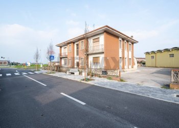 Edificio all\'aperto - Quadrilocale via Marconi
 
15, Commessaggio - foto 4
